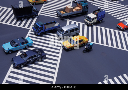 Vetture automobili pedoni pedonale strisce di Ginza in Giappone Asia crocevia intersezione autovetture c Foto Stock