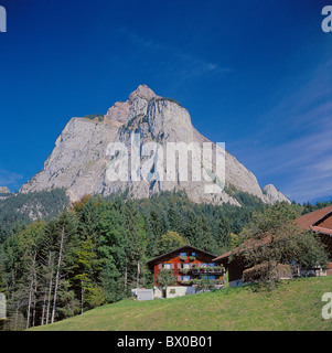 La Svizzera in Europa il cantone di Svitto big grandi miti house home fienile stazione intermedia brook Ricken Rotenfluh Foto Stock