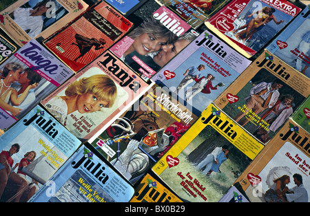 Disposizione di libri economici raggruppamento heft kitsch leggere storie d amore letteratura macro close-up riga ordine di nove Foto Stock