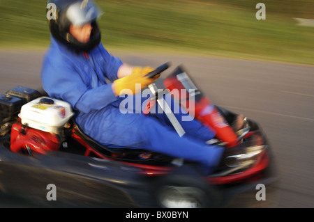 Azione fuori del dinamismo conducente Go Kart Gokart casco motor sport in funzione della pendenza racing sport sport sfuma Foto Stock