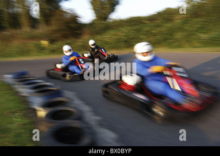 Azione fuori tre dinamismo driver Go Kart Gokart motor sport in funzione della pendenza racing sport sport sfuma Foto Stock