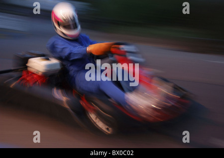 Azione fuori del dinamismo conducente Go Kart Gokart motor sport in esecuzione racing sport sport sfuma Foto Stock