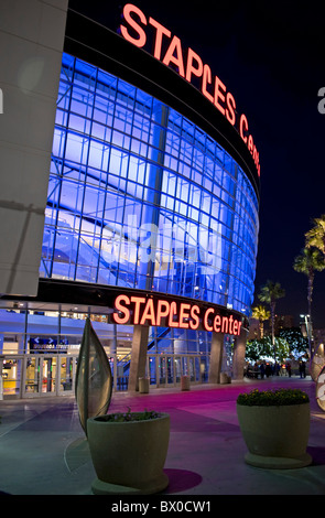 Lo Staples Center, nei pressi di Los Angeles Convention Center, il centro cittadino di Los Angeles, California, USA (a notte) Foto Stock