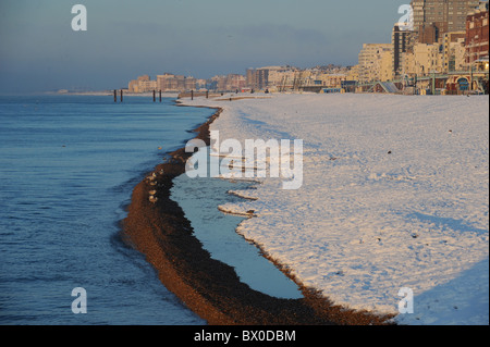 Coperta di neve la spiaggia e il lungomare di sunrise a Brighton Regno Unito Dicembre 2010 Foto Stock