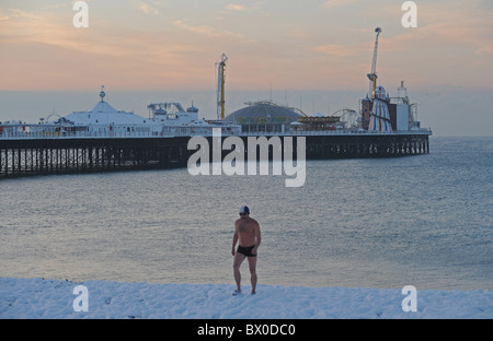 Dicembre 2010 Regno Unito - nuotatore emerge dal mare dopo la sua immersione quotidiana nonostante la neve sulla spiaggia di Brighton Foto Stock