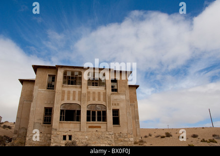 Africa, Namibia, Luderitz. Kolmanskop, ex diamond città mineraria abbandonata nel 1940. Foto Stock