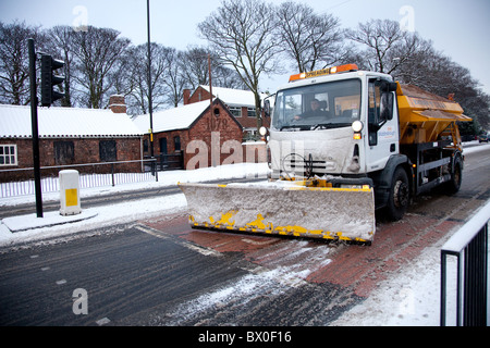 Gritter con aratro sulla parte anteriore Foto Stock