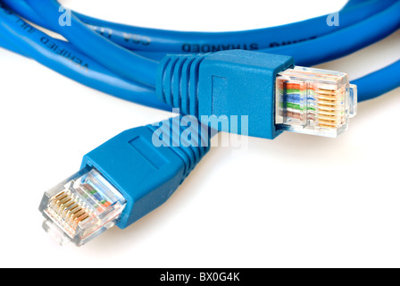 Vista dettagliata del cavo di rete blu con jack Foto Stock