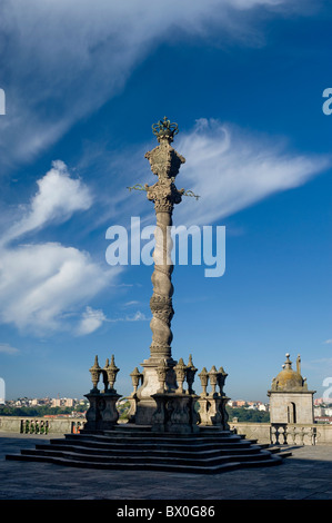 Il Portogallo, Porto, le alte gogna ornamentali (Pelourinho) colonna di fronte alla cattedrale Foto Stock