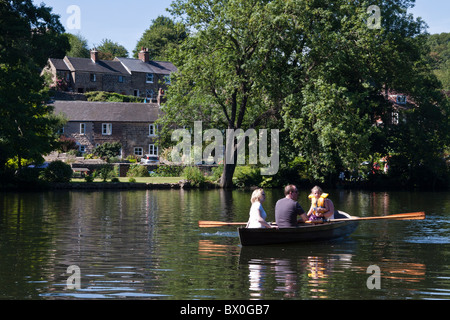 Famiglia canottaggio sul fiume Derwent presso il fiume giardini, Belper, Derbyshire, Inghilterra Foto Stock