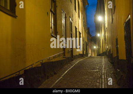 Piccola strada a Stoccolma in una vecchia città( Gamla Stan). Svezia Foto Stock