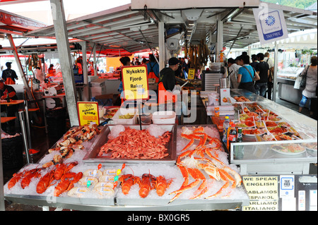 Venditore al mercato del pesce a Bergen. Norvegia Foto Stock