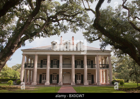 Tra New Orleans e Baton Rouge, e lungo il fiume Mississippi, giace Oak Alley Plantation, ora un tour storico di destinazione. Foto Stock