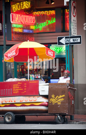 Un uomo vende hot dog a New Orleans, Louisiana la famosa Bourbon Street. Foto Stock