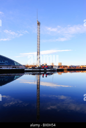 Torre di Glasgow e Science Center dal fiume Clyde, Glasgow, Scotland, Regno Unito. Foto Stock