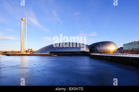 Torre di Glasgow, Science Center e il Teatro IMAX dal fiume Clyde, Glasgow, Scotland, Regno Unito. Foto Stock