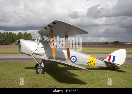 De Havilland DH82A Tiger Moth T7909 G-anon parcheggiata sul prato all'Aviosuperficie Breighton Foto Stock