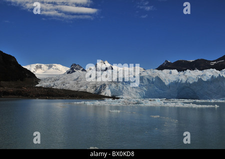 Blue view da ghiaccio-berg acque del Brazo Rico, di ghiaccio-parete terminale e ice-trek pendenza laterale del ghiacciaio Perito Moreno, Ande Foto Stock