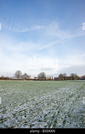 Campi Shottery con Stratford-su-Avon high school a distanza, Stratford-upon-Avon, Warwickshire, Regno Unito Foto Stock