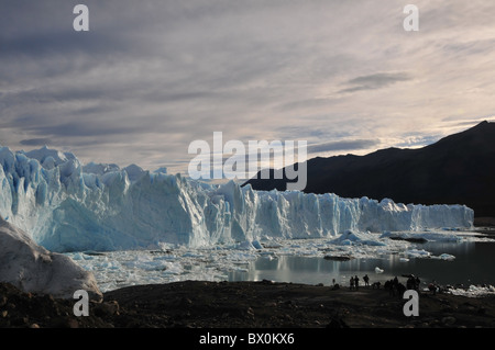 La mattina presto vista di nuvole grigie sopra la scintillante blu bianco muro di ghiaccio del ghiacciaio Perito Moreno, Brazo Rico, Ande Foto Stock