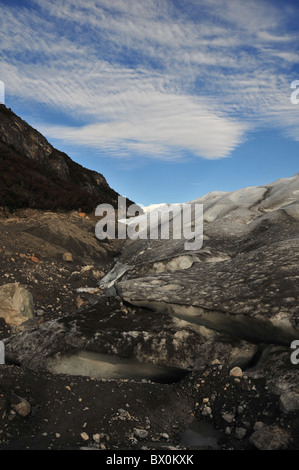 I detriti morenici depositato al lato del Ghiacciaio Perito Moreno, venato di detriti di roccia, Ande, Patagonia, Argentina Foto Stock