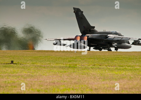 Il Tornado GR4 ZA452 sul pieno afterburner per il decollo a RAF Waddington Foto Stock