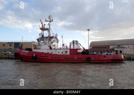 Vecchio rosso invecchiato rimorchiatore ormeggiato sul canale del fiume Tevere Roma Italia Europa Mediterraneo europeo italiano Foto Stock