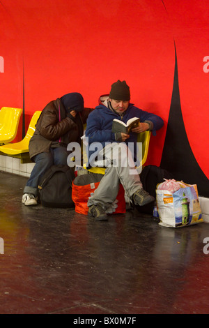 Senzatetto uomini nella stazione della metropolitana di Parigi, Francia Foto Stock