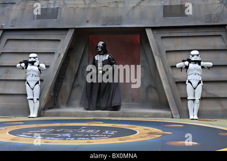 Darth Vader e Stormtroopers nella parte anteriore del bunker durante la formazione di Jedi Academy show a Disney World, Florida. Foto Stock