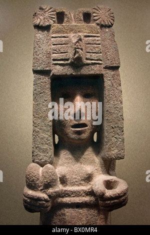 Statua di Mexica o mais azteca dea Chicomecoatl patrono dell'agricoltura nel Museo Nazionale di Antropologia di Città del Messico. Foto Stock