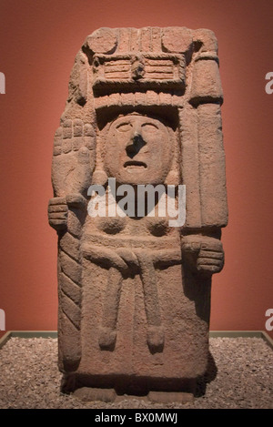 Statua di Mexica o mais azteca dea Chicomecoatl patrono dell'agricoltura nel Museo Nazionale di Antropologia di Città del Messico. Foto Stock