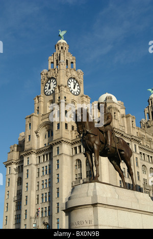 Il Royal Liver Building e la statua del re Edward VII a cavallo, Pier Head, Liverpool, Merseyside, England, Regno Unito Foto Stock