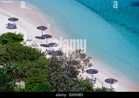 Nuova Caledonia, Isole dell'Oceano Pacifico. - Ombrelloni sparsi lungo la spiaggia di sabbia bianca sull'isola di Amedee Foto Stock