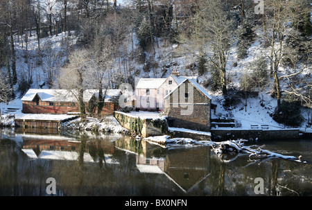 Durham scuola del Boat House e la casa del mulino e weir si vede riflessa nel fiume usura, Durham City, England, Regno Unito Foto Stock