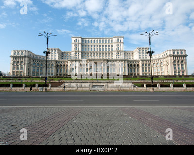 Il Palazzo del Parlamento ora home al senato rumeno di Bucarest Romania Foto Stock