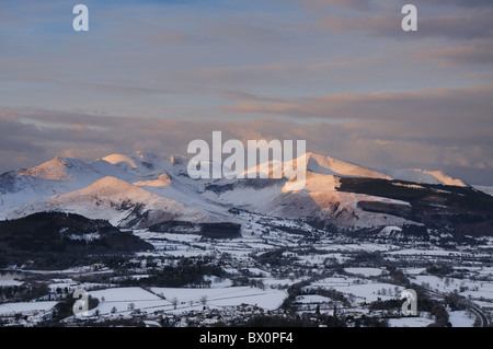 Il sole d'inverno sulle montagne nel Lake District inglese. Visualizzazione include Causey Pike, Grisedale Pike e la valle Coledale Foto Stock