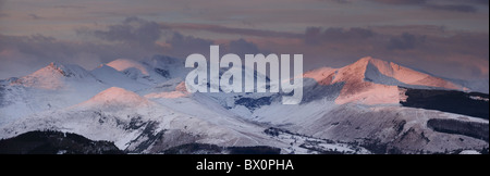 Prima luce su Causey Pike e Grisedale Pike in inverno nel Lake District inglese Foto Stock