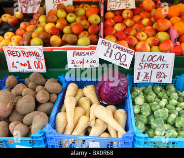 Inglese fresca frutta e verdura su un mercato in stallo Great Yarmouth, Norfolk. Foto Stock