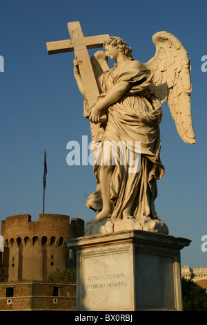 Angelo dal Bernini sul Ponte Sant Angelo - il ponte di Castel Sant'Angelo a Roma, Roma, Italia Foto Stock