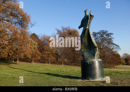 Grande figura permanente del bordo della lama di Henry Moore a Yorkshire Sculpture Park. Foto Stock