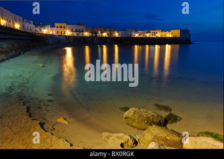 La purità della spiaggia in centro storico di Gallipoli, Puglia, Italia Foto Stock