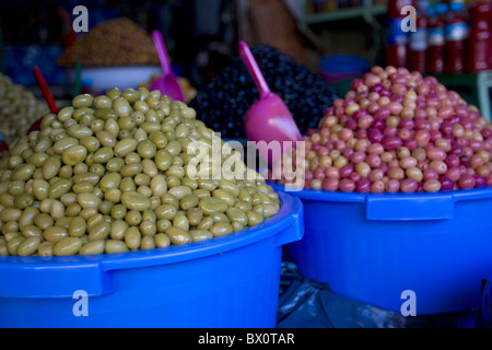 Pile di olive in vendita,;Marrakech marocco Foto Stock