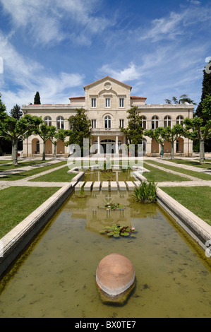 Bouillons Château con giardino francese formale e acqua centrale caratteristica o piscina ornamentale, Fonte Perrier, Vergèze nr Nimes Gard Francia Foto Stock