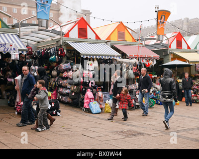 Norwich, Norfolk, Inghilterra, Regno Unito, Europa. Gli amanti dello shopping shopping presso l'affollato mercato all'aperto Foto Stock