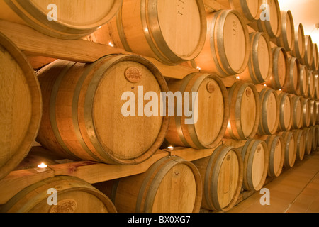 Impilati win botti in cantina Foto Stock