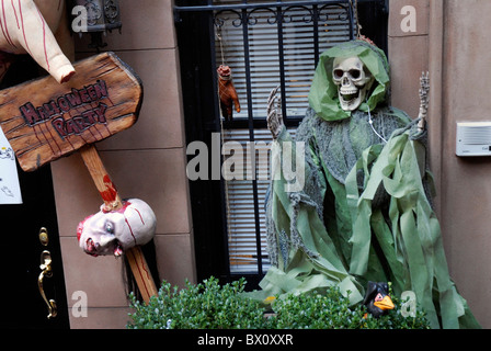 Display di Halloween di scheletri su fuori di casa a New York City Foto Stock