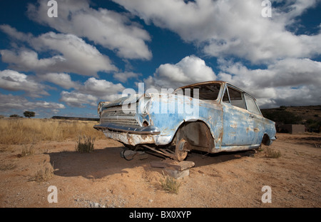 Vecchia auto su blocchi nel deserto, Namibia. Foto Stock