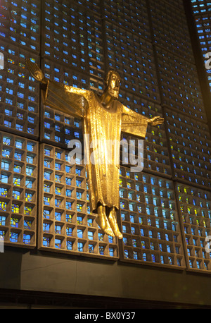 La statua di Cristo disegnato da Karl Hemmeter si erge sopra l altare in la chiesa memoriale del Kaiser Wilhelm a Berlino, Germania Foto Stock