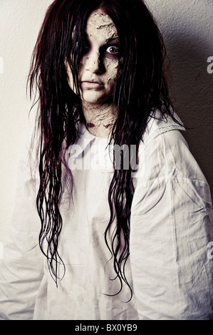 Un inquietante ragazza fantasma indossando un nightie bianco Foto Stock