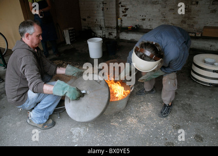 Fare ceramica Raku utilizzando un tradizionale riservato di cottura in ceramica Foto Stock